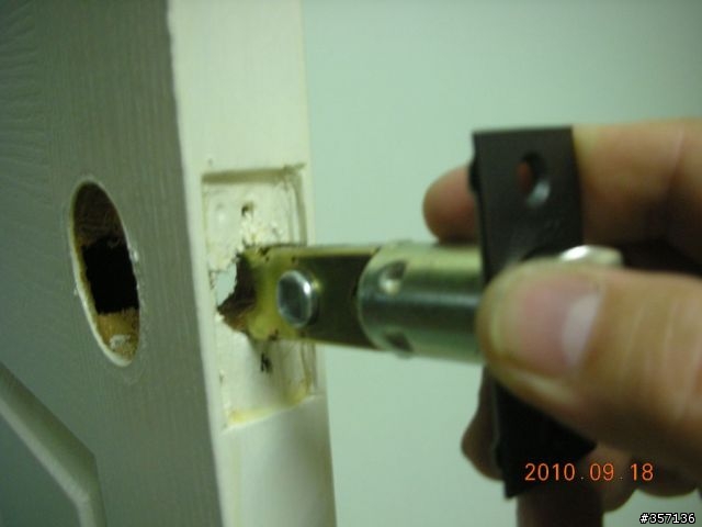 DIY 重新上漆 16 年房間門(包含拆移喇叭鎖完整過程圖示)