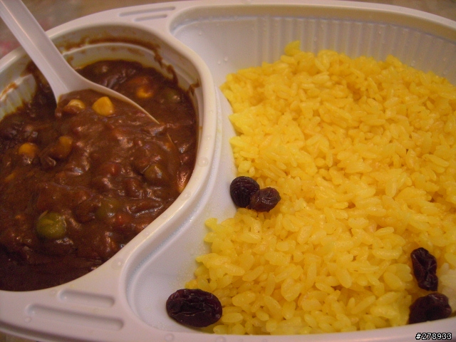 開箱~試食 全家便利商店打廣告打超兇的"燴炒飯"系列 印度濃厚乾碎肉咖哩燴炒飯