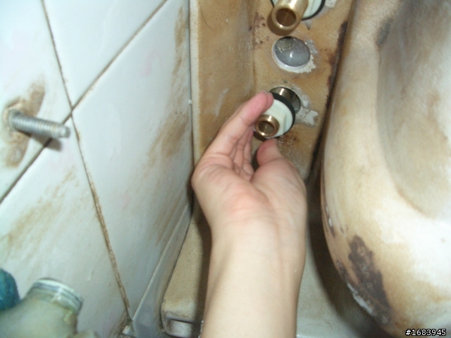 [DIY] 浴室臉盆的水龍頭汰換