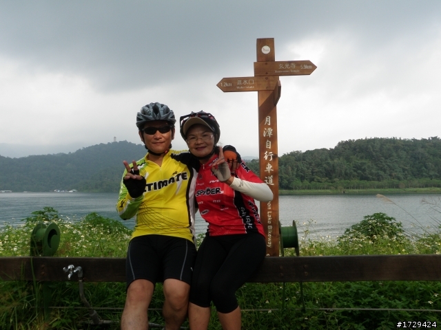 老翁夫妻南投日月潭單車之旅