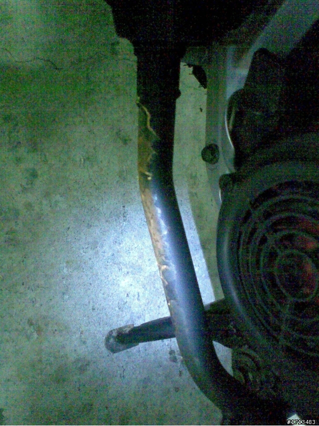 排氣管前卡到黃色的油