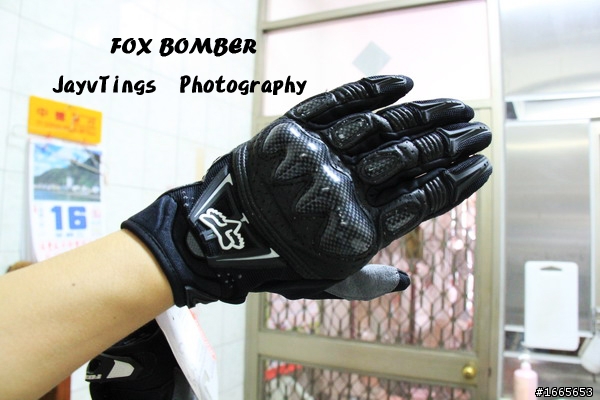 [開箱]FOX BOMBER-碳纖維防摔騎士手套