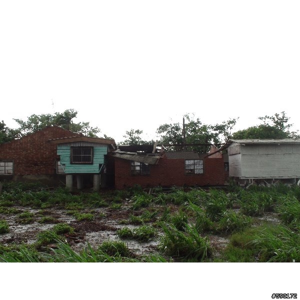 台南縣學甲鎮 風強雨大 ～ （附近住戶整片屋瓦飛走）