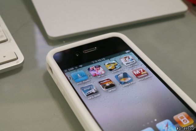 【e7buy分享】iPhone 4 日系高質感 桃紅硬殼 與 小白高密度防滑套 實機上身分享