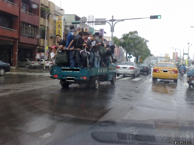 團結又克難的國軍弟兄