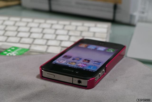【e7buy分享】iPhone 4 日系高質感 桃紅硬殼 與 小白高密度防滑套 實機上身分享