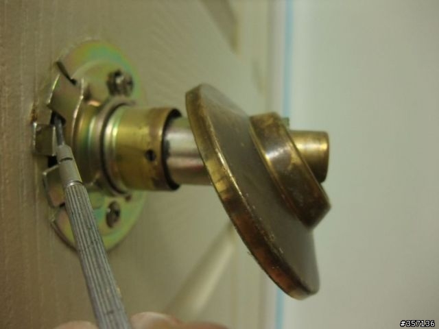 DIY 重新上漆 16 年房間門(包含拆移喇叭鎖完整過程圖示)