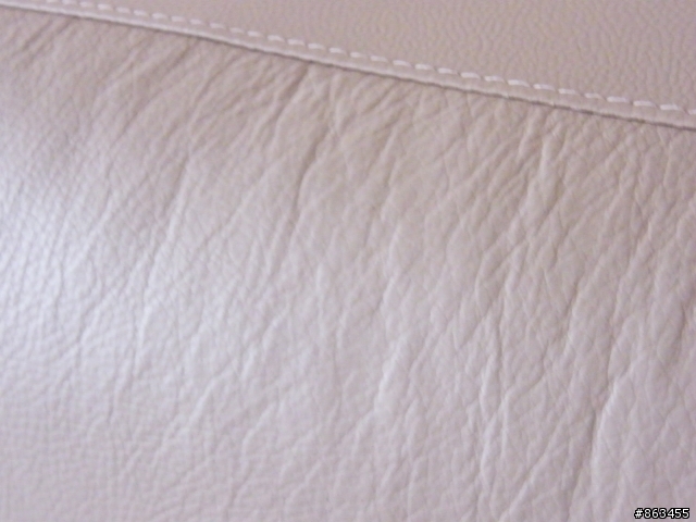 剛買一個月的皮沙發，這樣正常嗎？