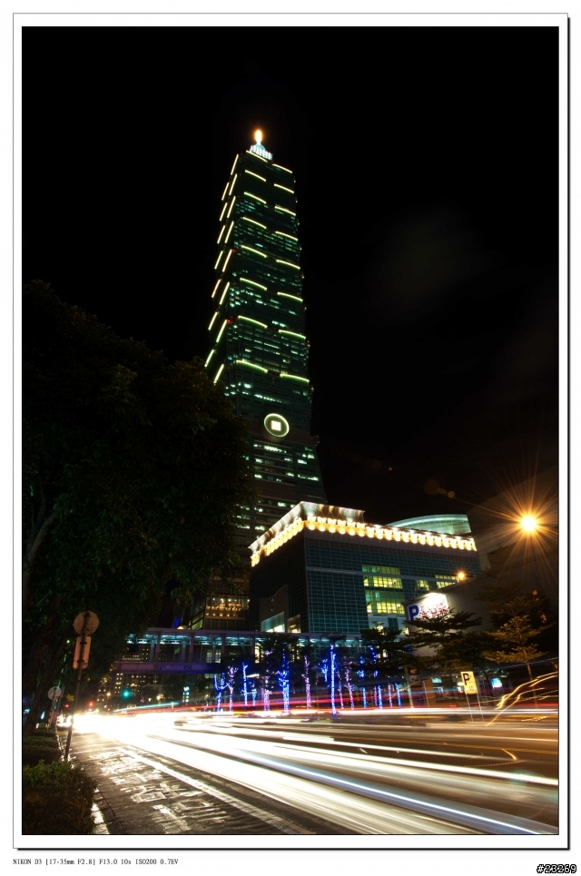 來幾張信義商圈的夜景~~