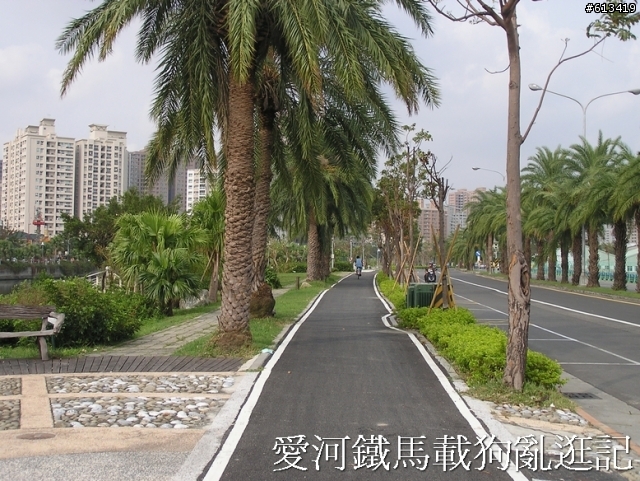 感謝兩位不知名女大生，路見石塊，搬到路邊，避免意外發生。。有圖加鐡馬載狗亂逛照片（已加小狗圖）