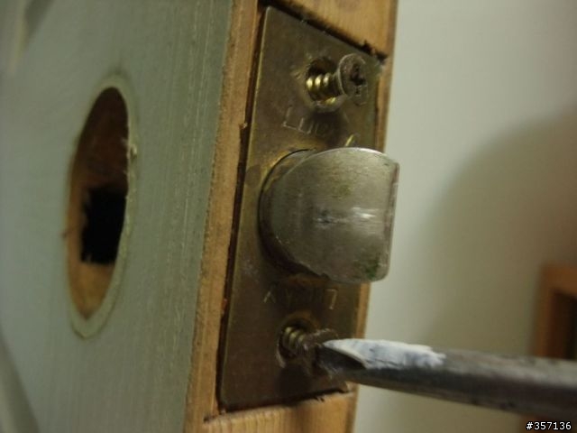 DIY 重新上漆 16 年房間門(包含拆移喇叭鎖完整過程圖示)