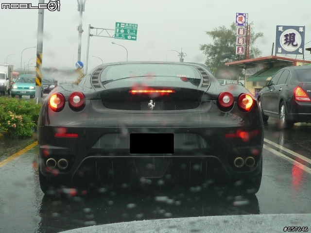 與F430在雨中相遇