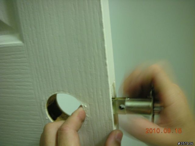 DIY 重新上漆 16 年房間門(包含拆移喇叭鎖完整過程圖示)