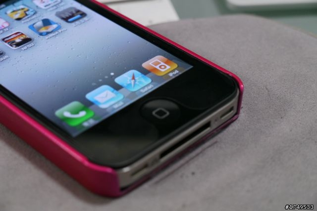 【e7buy分享】iPhone 4 日系高質感 桃紅硬殼 與 小白高密度防滑套 實機上身分享