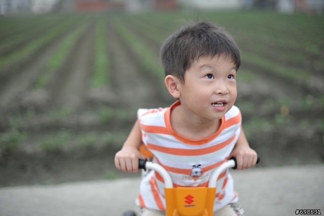出佳入尼