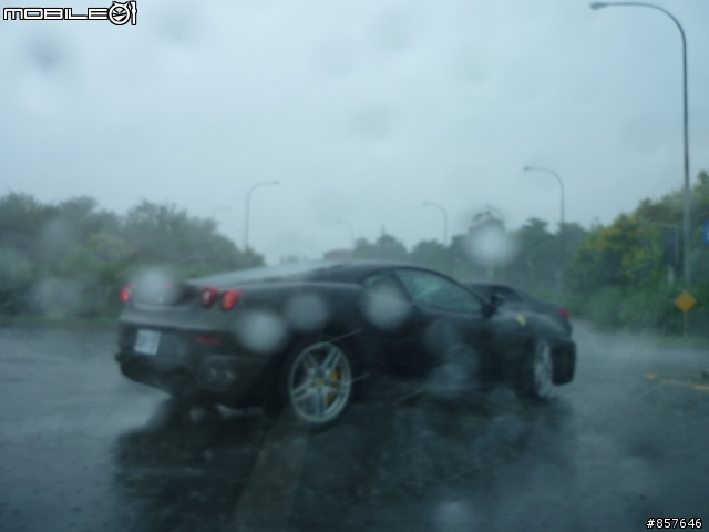 與F430在雨中相遇