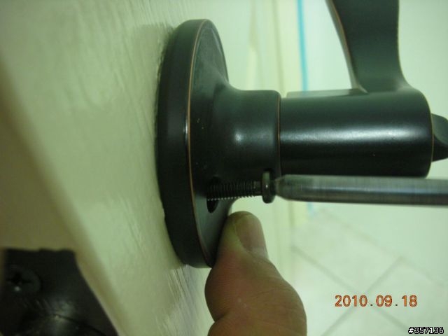 DIY 重新上漆 16 年房間門(包含拆移喇叭鎖完整過程圖示)