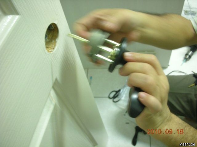 DIY 重新上漆 16 年房間門(包含拆移喇叭鎖完整過程圖示)