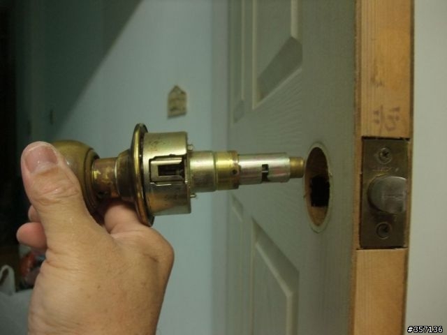 DIY 重新上漆 16 年房間門(包含拆移喇叭鎖完整過程圖示)
