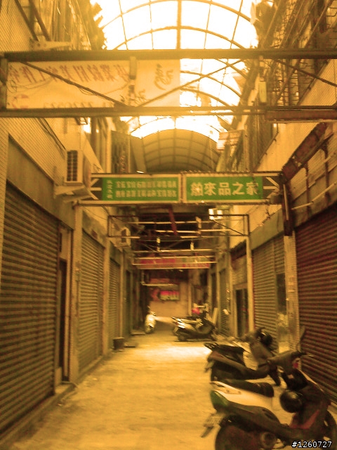 被遺落的中國城，"改建"多年的王冠百貨（年輕貴族）～施工中的海安路地下街