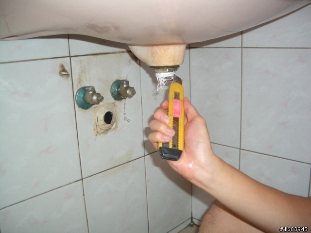 [DIY] 浴室臉盆的水龍頭汰換