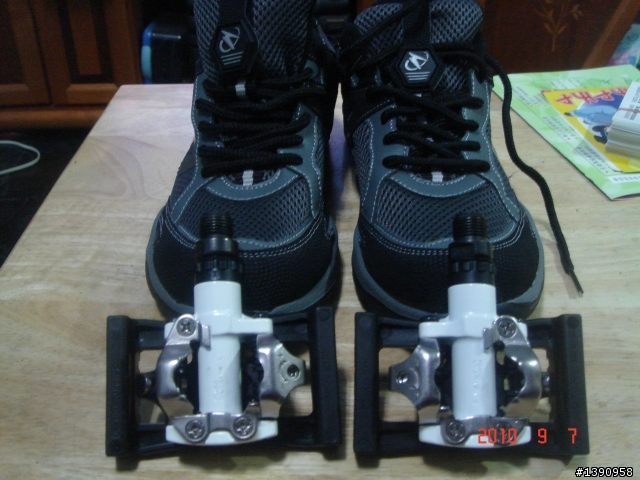 公路車.........休閒登山鞋及卡踏(很不專業喔)