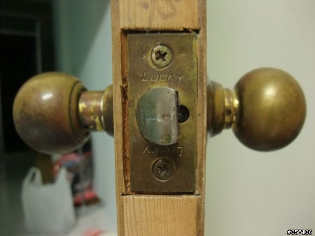 DIY 重新上漆 16 年房間門(包含拆移喇叭鎖完整過程圖示)