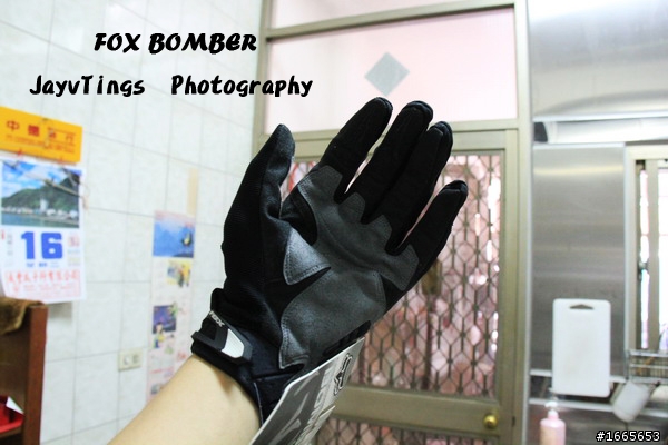 [開箱]FOX BOMBER-碳纖維防摔騎士手套