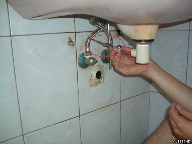 [DIY] 浴室臉盆的水龍頭汰換
