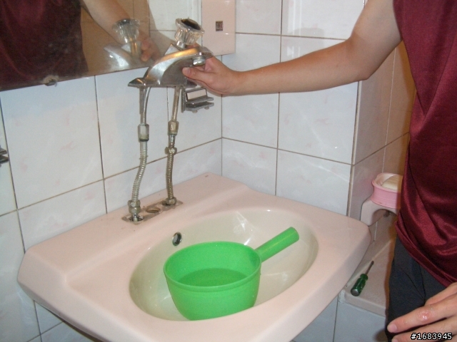 [DIY] 浴室臉盆的水龍頭汰換