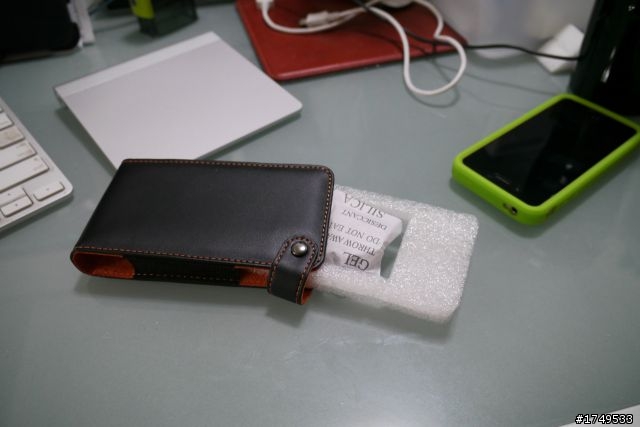 【開箱實裝分享】 iPhone 4 日系高質感直立式悠遊卡皮套 開箱實著圖