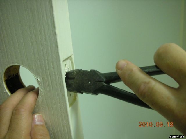DIY 重新上漆 16 年房間門(包含拆移喇叭鎖完整過程圖示)