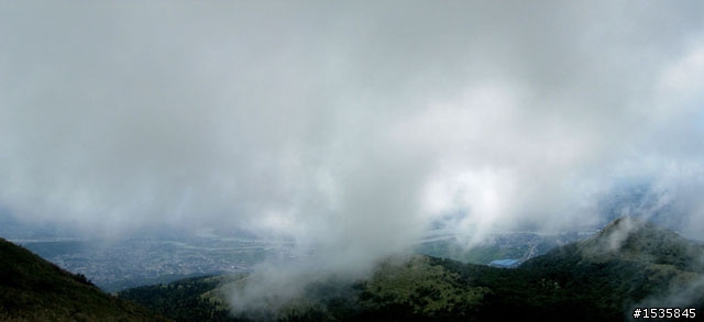 招牌消失中的大屯山助航站……