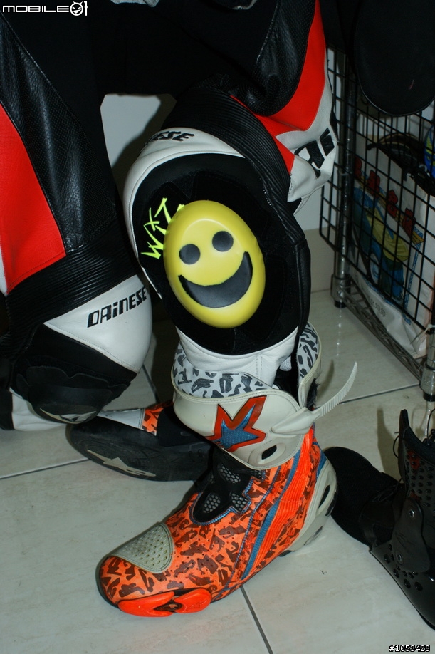[開箱文]笑臉滑塊！WIZ SMILEY KNEE SLIDER