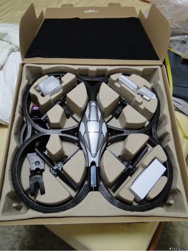 Parrot AR.Drone 開箱與飛行影片
