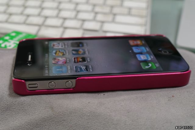 【e7buy分享】iPhone 4 日系高質感 桃紅硬殼 與 小白高密度防滑套 實機上身分享