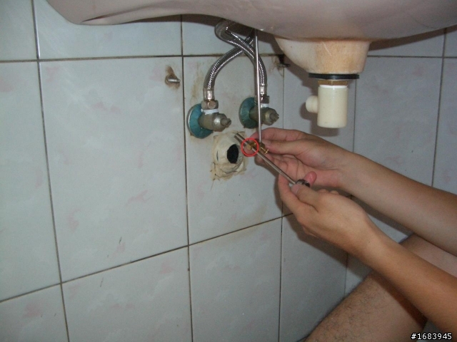 [DIY] 浴室臉盆的水龍頭汰換