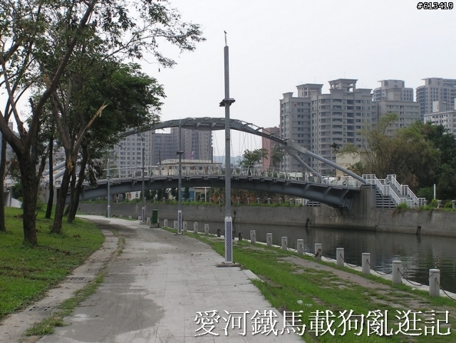 感謝兩位不知名女大生，路見石塊，搬到路邊，避免意外發生。。有圖加鐡馬載狗亂逛照片（已加小狗圖）