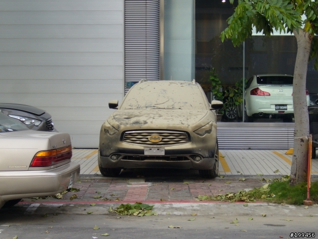 車主...先說報歉,我不是在酸你喔!!...真的很"喀意那外表阿!!"
