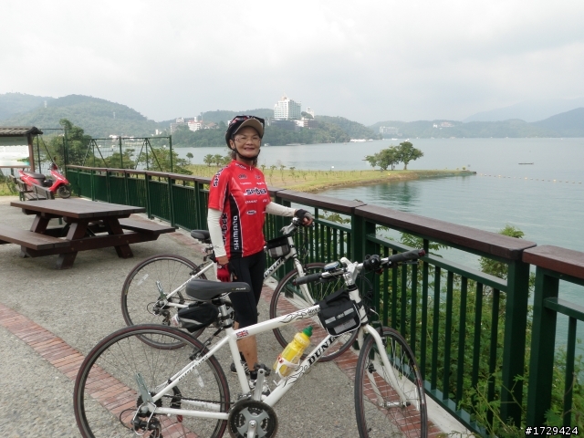老翁夫妻南投日月潭單車之旅