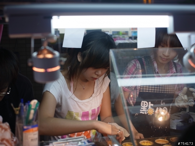有美女的三重車輪餅