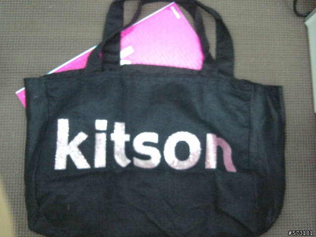 分享-本期kitson秋冬型錄兩款贈品包包