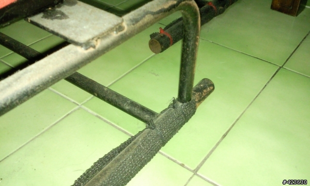 [求助]請問這種賽車椅架有辦法鎖上輪子嗎?