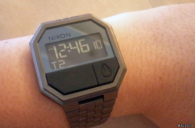 [分享]Nixon 鐵灰色金屬電子錶