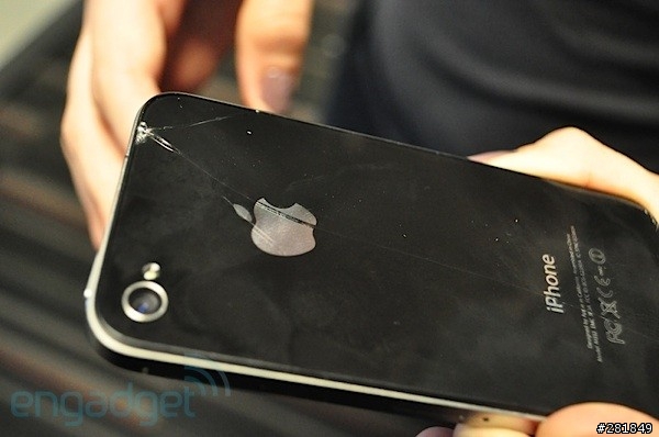 轉貼自"癮科技"~有使用iPhone4背蓋的,請小心...