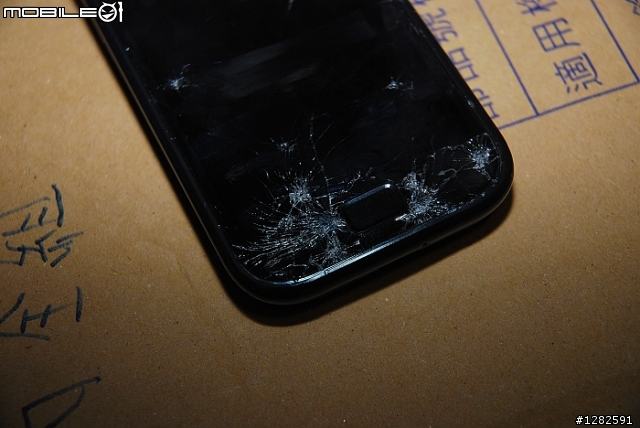 當I9000摔落地面被車輾過的模樣