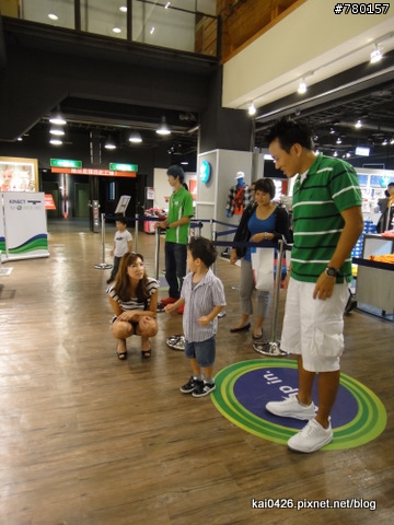 10/08 中午新光南西3館KINECT體驗巧遇愛力克司一家