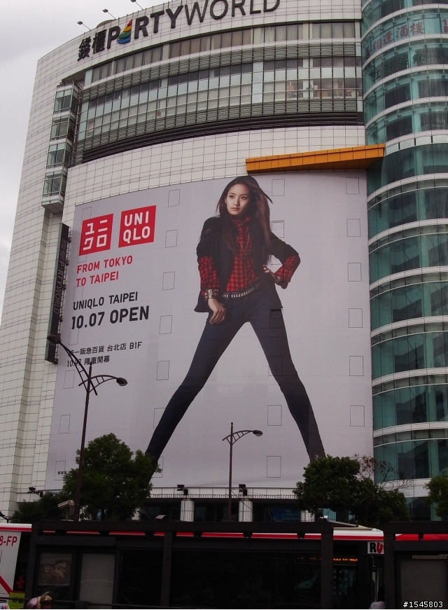 這張林依晨的 UNIQLO 宣傳照到底有沒有拉腿 ??