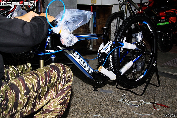 2011 GIANT Trance X2 開箱文 （圖多）2010/12/16 新增爆亮頭燈！2011/03/19 新增GARMIN EDGE 800!