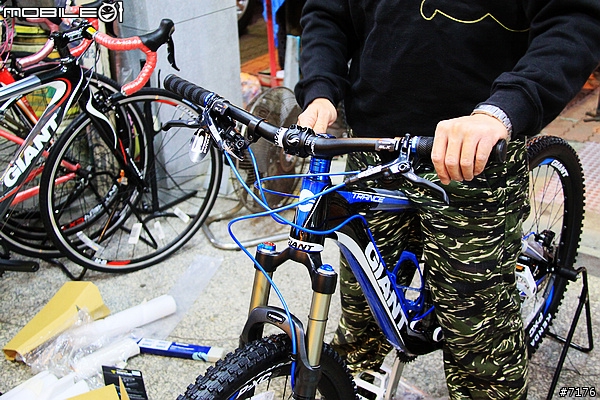 2011 GIANT Trance X2 開箱文 （圖多）2010/12/16 新增爆亮頭燈！2011/03/19 新增GARMIN EDGE 800!